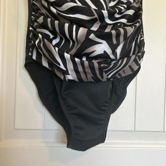 Trimshaper Size 6 animal print One Piece Swimsuit Top Built In Padded Bra EUC - Picture 7 of 12